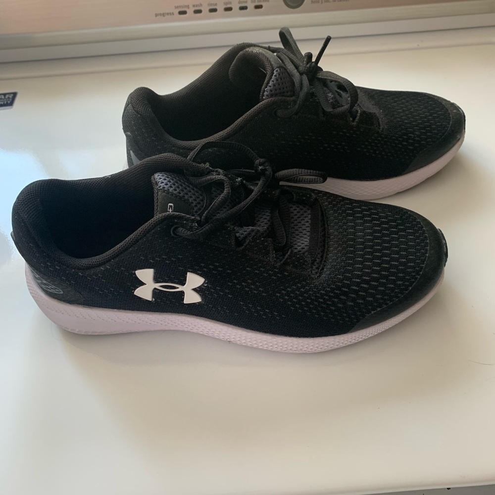 Under Armour Boys size 6.5 Athletic shoes. Like new.